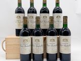 six bouteilles de vin rouge dans un coffret en bois sur fond blanc