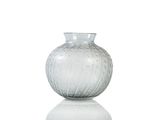 un vase en verre posé sur une table blanche