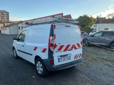 une camionnette blanche garée sur le parking