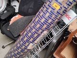 un tas d'objets divers entassés par terre