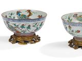 paire de bols chinois de style « famille » représentant des oiseaux et des fleurs, posés sur des socles