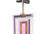 une image représentant un objet en verre et en métal sur lequel est posée une lampe