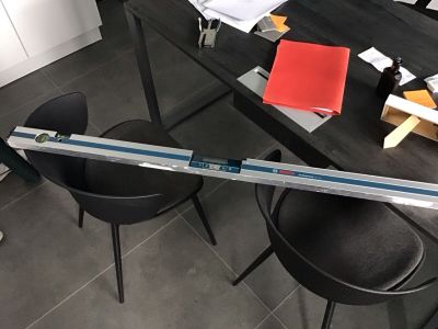 une table sur laquelle est posée une règle, avec une chaise devant