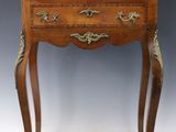 une commode ancienne en bois avec des poignées et des tiroirs en laiton