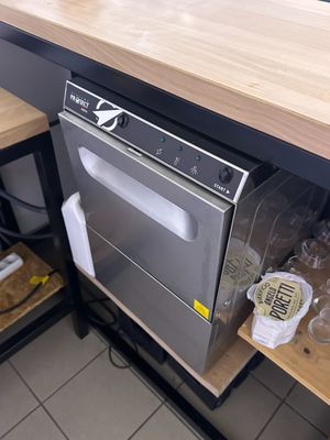 une photo d'une cuisine équipée d'un lave-vaisselle et d'un micro-ondes