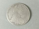 Gros plan sur une pièce d'argent portant une tête de femme