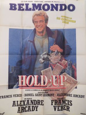 L'affiche du film « Hold Up » est accrochée au mur.
