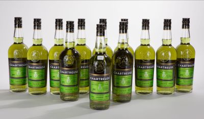 six bouteilles de vin vert sont alignées en rangée