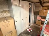 une pièce où il y a plein de cartons, les uns sur les autres, par terre