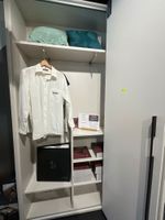 Un aménagement dressing avec porte (photo 2)