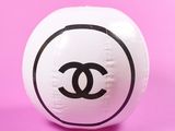 une boule blanche sur laquelle figure un logo Chanel noir