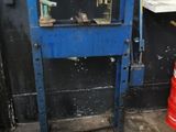 une borne d'incendie rouge posée à côté d'une machine bleue