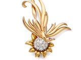 une broche en forme de fleur en or 18 carats et diamants, signée Van Cleef