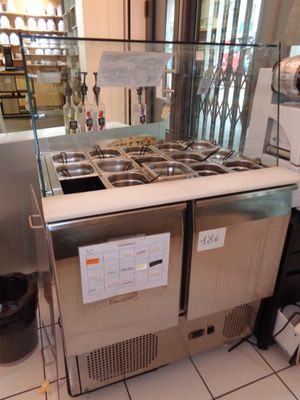 une photo d'une cuisine avec un plan de travail et une cuisinière