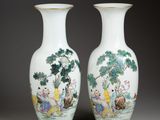paire de vases chinois ornés de scènes représentant des personnages et des animaux