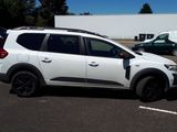un SUV blanc garé sur un parking à côté d'un camion