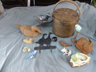 beaucoup d'oiseaux posés sur une table