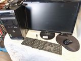 un ordinateur de bureau posé sur une table, équipé d'un clavier et d'une souris