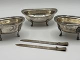 quatre couverts, dont un bol, un couteau et une cuillère