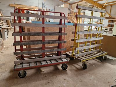 un chariot de manutention chargé de nombreuses palettes à l'intérieur d'un bâtiment