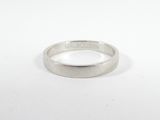 gros plan d'une bague en argent sur une surface blanche