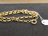 Gros plan sur un bracelet en chaîne en or portant une étiquette