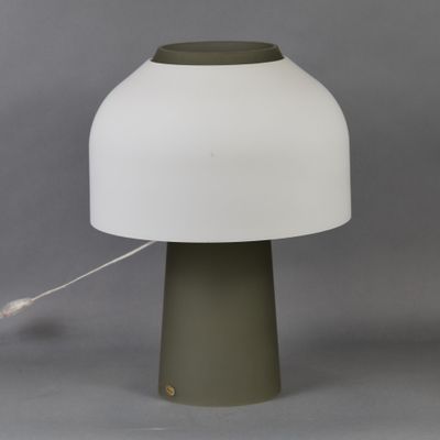 an image of a table lamp with a cord attached to it