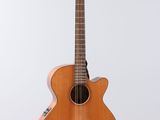 un gros plan d'une guitare posée sur un support, sur fond blanc