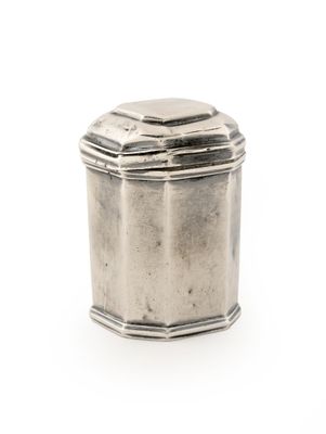 une boîte ancienne en argent avec un couvercle, sur fond blanc