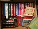 une boîte remplie de livres posée sur une table