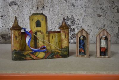 un petit château miniature surmonté d'un drapeau