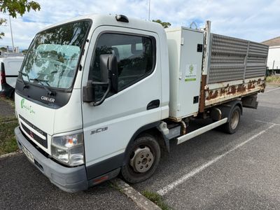 a white truck that is parked in a parking lot