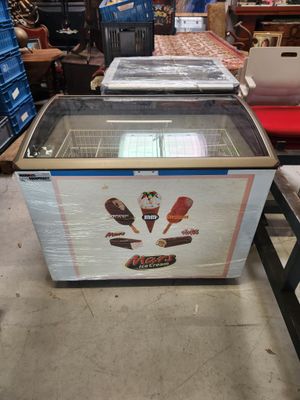 une machine à glaces qui est entreposée dans un entrepôt