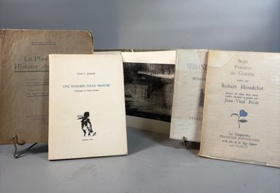 trois livres posés sur une table l'un à côté de l'autre