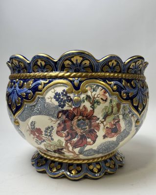 un vase bleu et blanc avec des fleurs