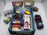 de nombreuses petites voitures et camions dans un panier posé sur une table