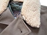 un gros plan sur une veste à col en fourrure
