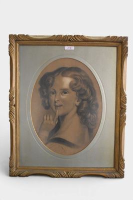 portrait d'une femme dans un cadre doré, la main portée au visage