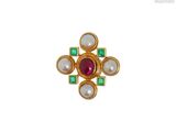 un gros plan d'une bague en or sertie de perles et d'émeraudes