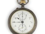 gros plan d'une montre de poche sur fond blanc