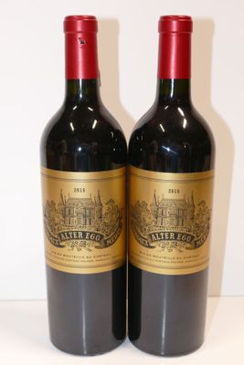 deux bouteilles de vin rouge posées l'une à côté de l'autre sur une table