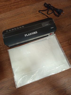 un aspirateur posé sur une table à côté d'un sac