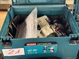 une boîte à outils bleue remplie d'outils, posée sur une table