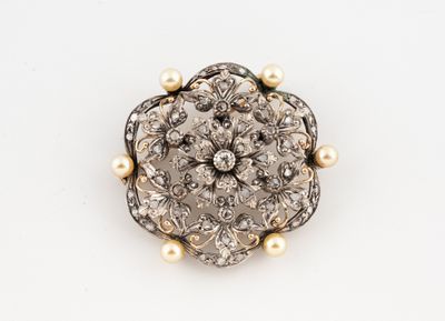une broche ancienne ornée de diamants et de perles
