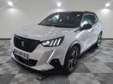 le 4x4 blanc est garé sur le sol en damier d'un garage