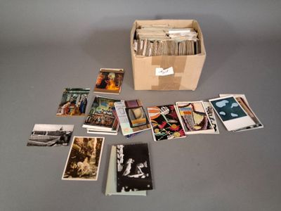 une boîte remplie de cartes et de photos posée sur une table