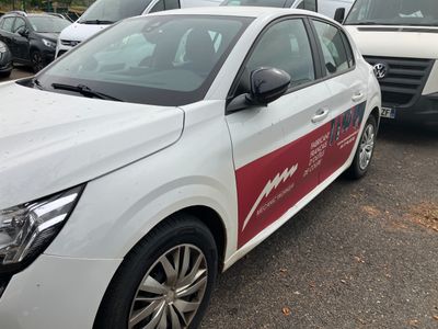 une voiture blanche avec une bande rouge garée sur un parking