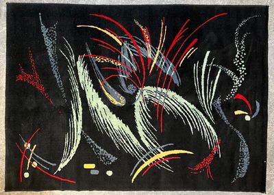 une photo d'un tapis noir sur lequel est représenté un oiseau