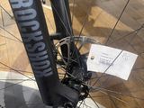 un gros plan d'un pneu de vélo sur lequel est collé un autocollant