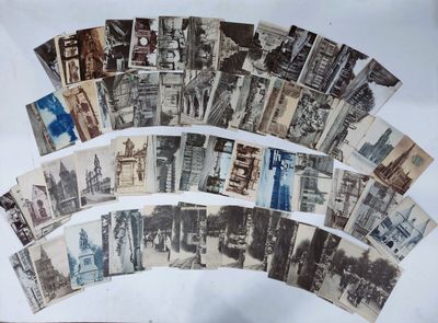 une multitude de vieilles photos d'une ville posées sur une table